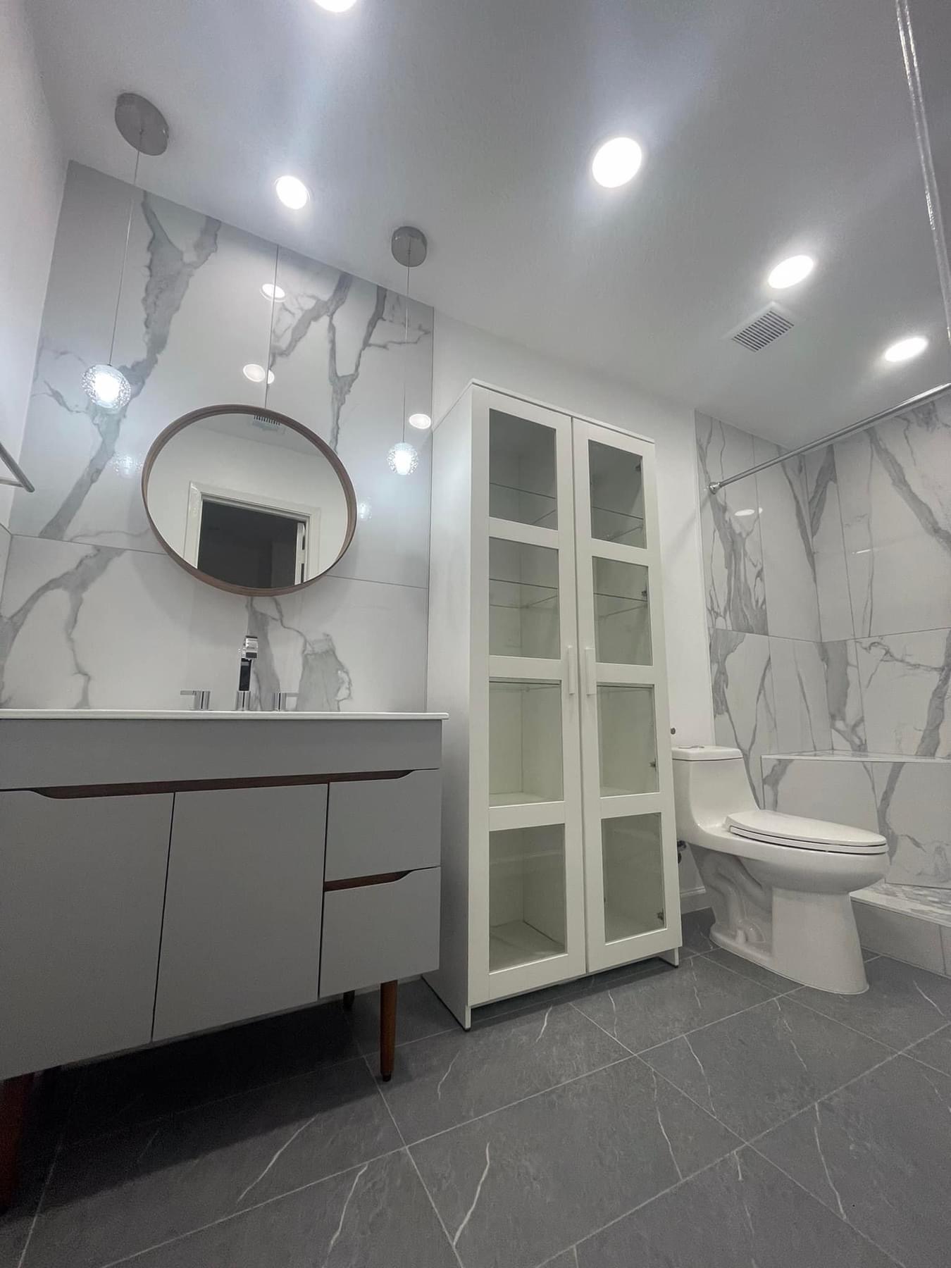 Marble bathroom with round mirror